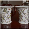 P05. Porcelain vases. 